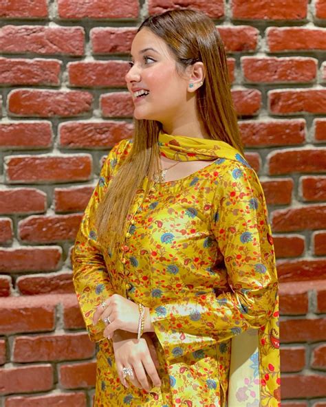 Rabeeca Khan Leaves Fans Spellbound With New Photos