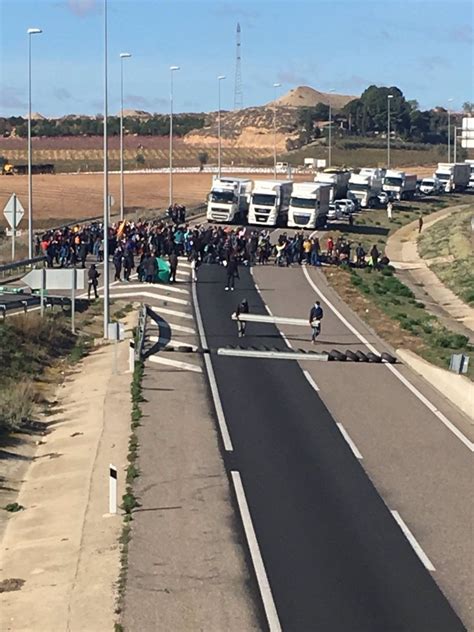 Los CDR cortan la autovía A 2 en Soses Lleida hacia Barcelona