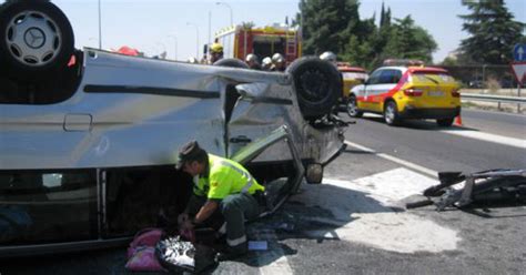 Un Fallecido Y Cuatro Heridos En Un Choque Entre Un Autocar Y Una