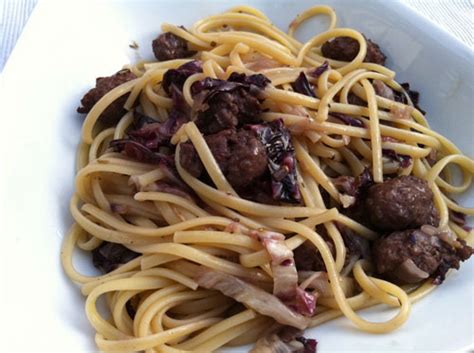 Pasta Satt Mit Grober Bratwurst Und Radicchio