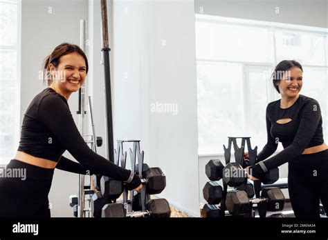 Strong Brunette Female Doing Crossfit Workout Stock Photo Alamy