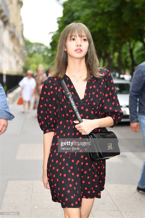 Blackpinks Lisa Is A Vision In Black Walking The Streets Of Paris