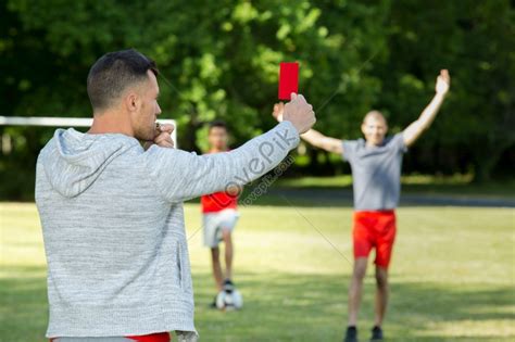 Foto Del árbitro Con Tarjeta Roja En El Campo De Fútbol Foto Descarga