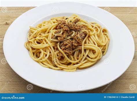 Traditionele Italiaanse Spaghetti Met Tonijn Met Tomatensaus Op Witte