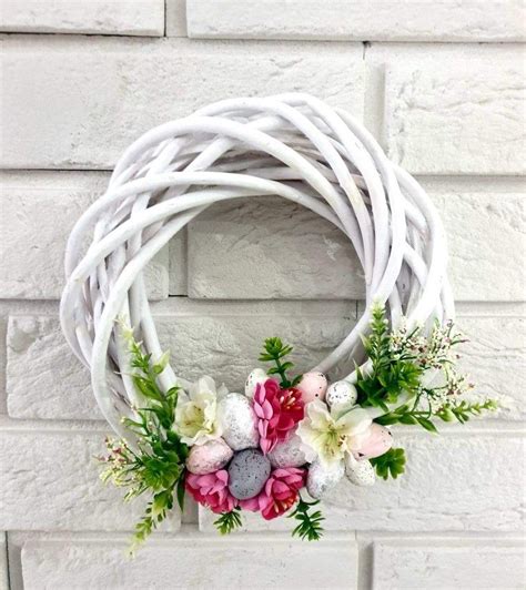 Wielkanocny wianek z białymi i różowymi kwiatami Easter wreath with