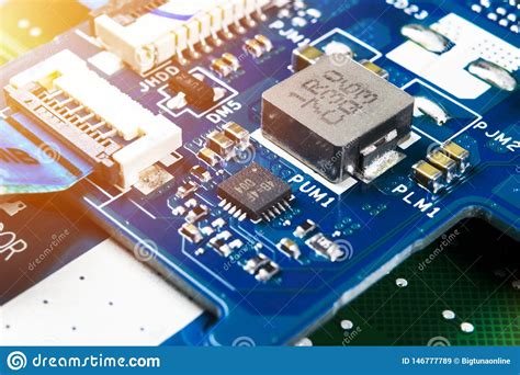 Tiro Macro De La Placa De Circuito Con Los Microchipes De Los