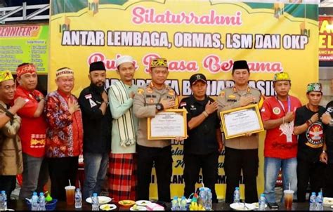 Kapolresta Banjarmasin Raih Dua Penghargaan Dari Ormas Dan LSM