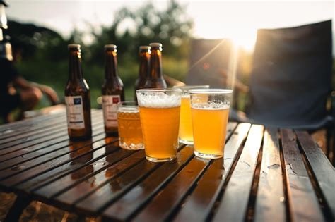 Un Grupo De Amigos Felices Bebiendo Y Brindando Cerveza Foto Premium