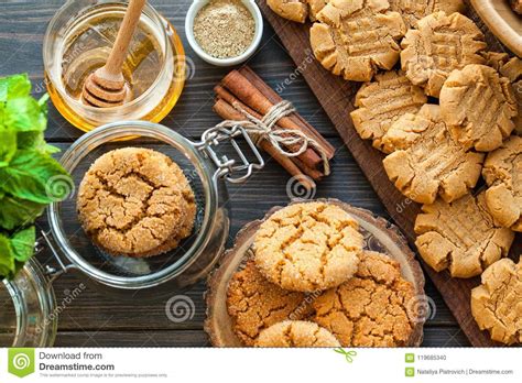 Cookies Da Manteiga E Do Mel De Amendoim Em Um Fundo De Madeira Escuro