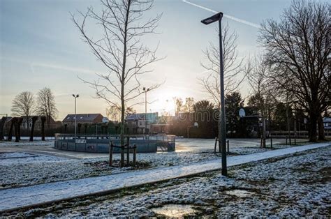 Parc Avec Terrain De Basket Et Arbres Nus Recouverts D Une Fine Couche