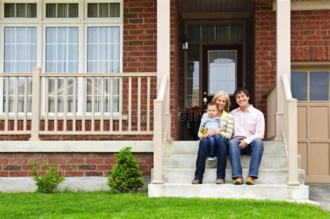 Famille S Asseyant Et Jouant Devant Leur Maison Image Stock Image Du