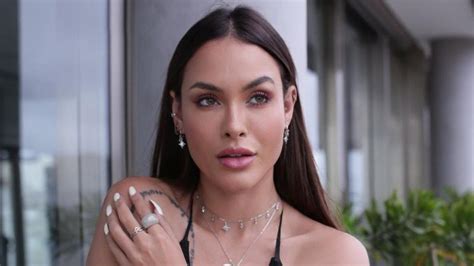 Sarah Andrade ousa em look e deixa seios à mostra