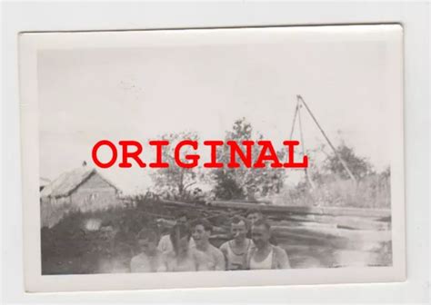 FOTO 2WK JÜNGLING halb nackt nude Gay Sport Sporthemd Holz Balken Russland EUR 1 99 PicClick DE