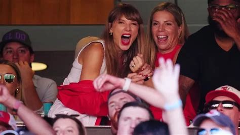 Taylor Swift spotted sitting with Travis Kelce's mom at Chiefs game ...