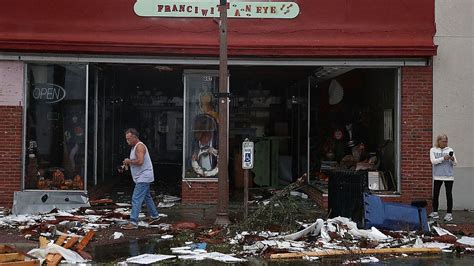 Tras Causar Dos Muertos Y Graves Destrozos Michael Se Debilita Y Da Un