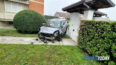 Incidente A Bruino Lauto Sfonda La Recinzione E Finisce Nel Giardino