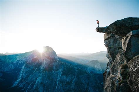 Mann Der Auf Klippe Am Gletscherpunkt Steht 1237519 Stock Photo Bei