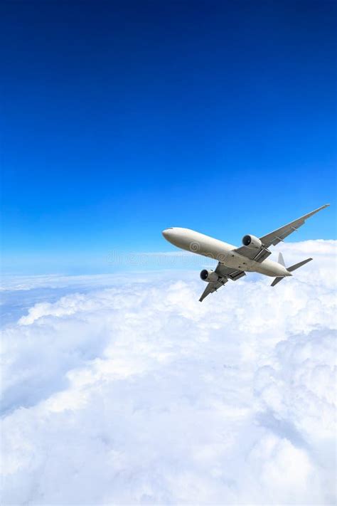 Avión Que Vuela a Gran Altura Y Hermosas Nubes De Alta Altitud Foto de