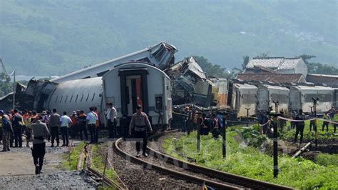 Tabrakan Kereta Bandung Raya Dan Ka Turangga Tewaskan Masinis Foto