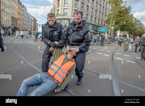 La policía de Berlín expulsó a la fuerza a miembros de la Última