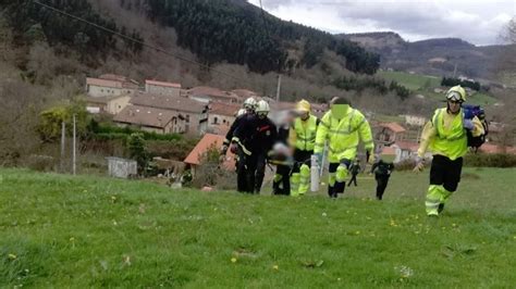 Herido un trabajador tras caer desde lo alto de un poste eléctrico en