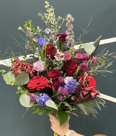 Red and Deep | Itinerante Flowers | Calgary Florist | Same day delivery