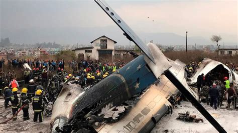 Video capta cómo avión se desploma en Nepal Hay 18 muertos piloto