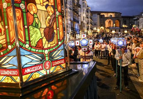 La tradición de los faroles ilumina la noche vitoriana El Correo