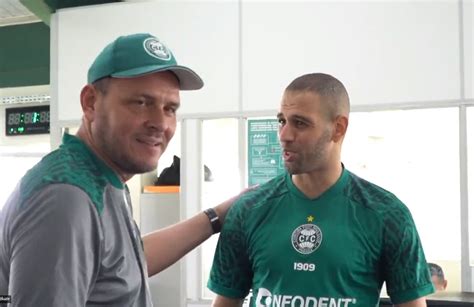 Técnico do Coritiba agenda estreia de Slimani e conta que pediu volante