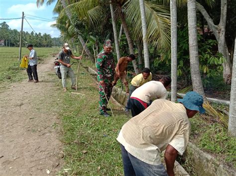 Babinsa Koramil Peusangan Kodim Bireuen Gotong Royong Di Desa Paya