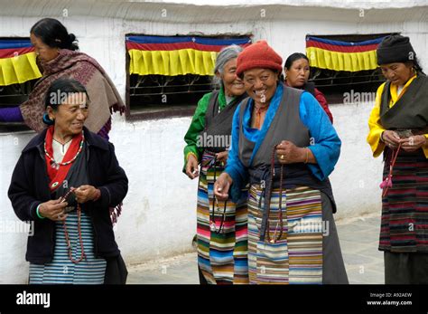 Las Mujeres Vestidas Con El Traje Tradicional Tibetano En La Estupa De