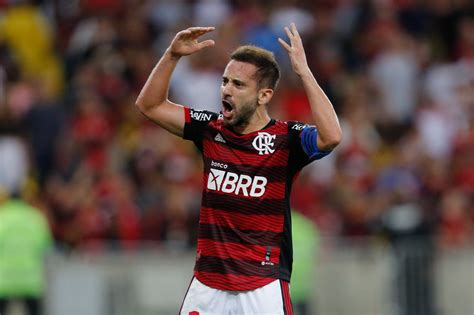 Everton Ribeiro celebra vitória do Flamengo sobre a Católica A gente