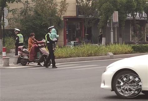 车流中幼童从电瓶车上走下，险！辅警一把抱起孩子，暖！ 嵊州新闻网