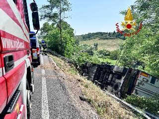 Camion Finito Fuori Strada Al Via Le Operazioni Di Rimozione Ecco