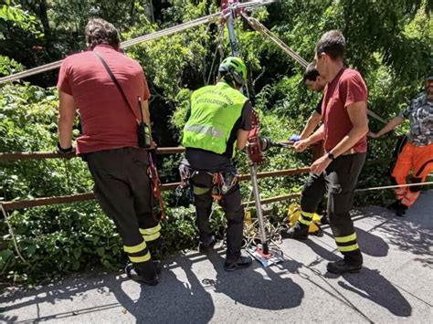 Incidente Sul Lavoro In Via San Lorenzo Operaio Cade Da Una Scala E