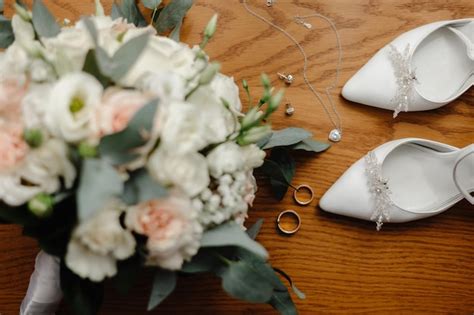 Un Ramo De Flores Se Sienta En Una Mesa Al Lado De Un Ramo De Flores