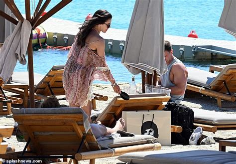 Picture Exclusive Faye Brookes Wows In Black Bikini On The Beach With Beau Joe Davies In
