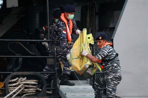 Foto Tim Sar Kembali Temukan Puing Pesawat Dan Korban Lion Air Jt