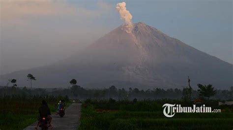 Gunung Semeru Erupsi Lagi Dua Kali Semburkan Lava Pijar Warga Diminta