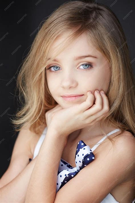 Beau Portrait De Jeune Fille Aux Yeux Bleus Isolé Sur Fond Gris Foncé