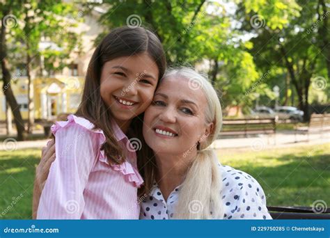 Femme Mature Avec Sa Petite fille Dans Le Parc Image stock Image du stationnement extérieur