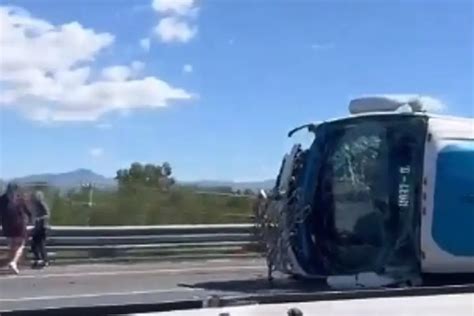 Aparatoso Accidente En Carretera Deja Al Menos 2 Muertos Y Decenas De