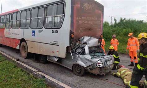 Carro bate na traseira de ônibus na BR 040 e deixa um morto Gerais