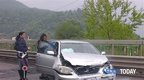 Auto Contro Guard Rail Traffico In Tilt Sulla Superstrada