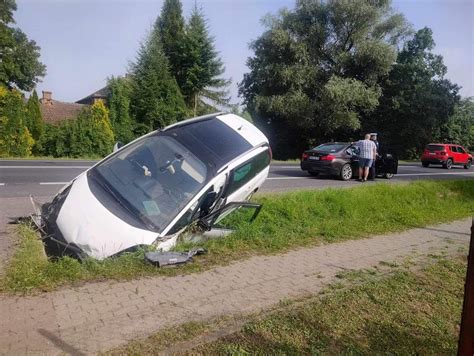 Wypadek na DK7 w Widomej Samochód wylądował w rowie FOTO