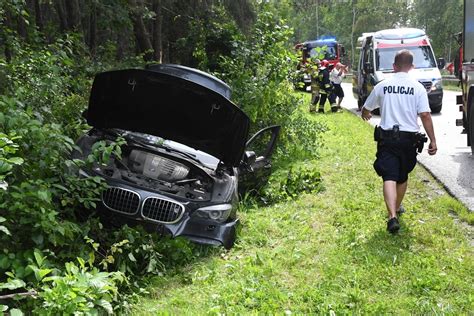 Kraksa w Cedzynie Bmw odbiło się od rowu i ścięło sosny WIDEO