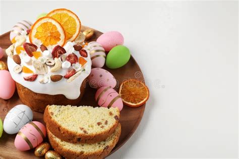 Pastel Tradicional De Pascua Con Frutas Secas Y Huevos Pintados En Un