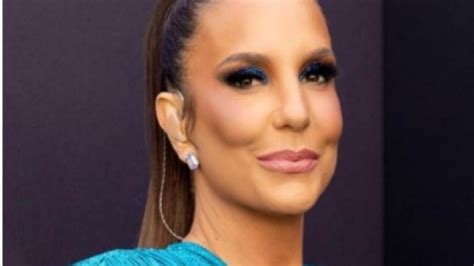 Ivete Sangalo relembra looks inesquecíveis dos 30 anos de carreira