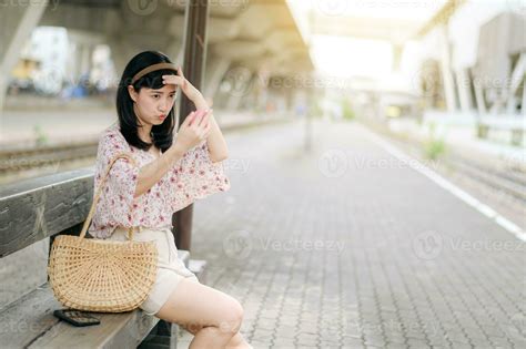 Joven Asiático Mujer Viajero Comprobación Su Cara En Un Espejo Y Esperando Para Tren En Tren