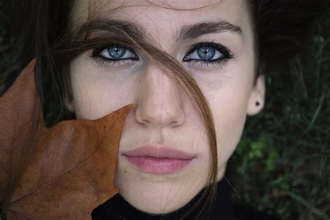 Entenda se olhos claros são mais sensíveis à luz e como protegê-los